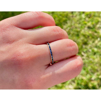 Anneau fin en or 14 carats avec saphir bleu – Assay Jewelers