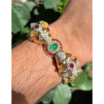 Bracelet chaîne multi-cordons à double tête de lion mordant en or 18K et platine avec émeraudes, diamants et rubis – Assay Jewelers