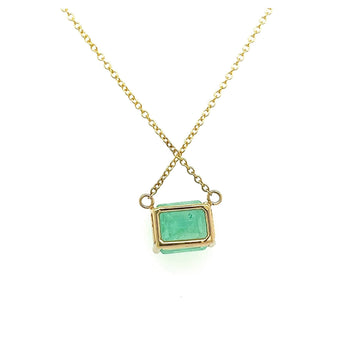 Collier avec pendentif solitaire est-ouest en émeraude colombienne taille émeraude de 3,66 carats en or jaune 14K – Assay Jewelers