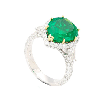 Bague en or 18K avec émeraude colombienne taille poire de 5.12 Carat et diamants baguette sur les côtés – Assay Jewelers