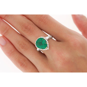 Bague en émeraude colombienne taille poire de 5,12 carats avec diamants baguette sur les côtés en or 18K – Assay Jewelers