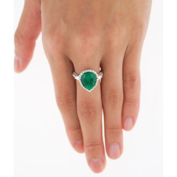 Bague en or 18K avec émeraude colombienne taille poire de 5,12 carat et diamants baguette sur les côtés – Assay Jewelers