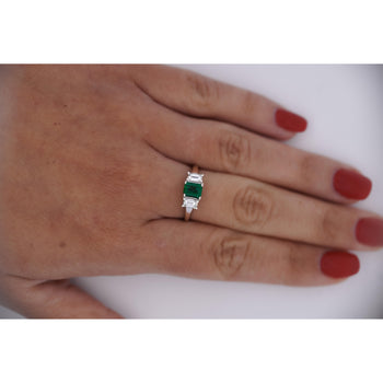 1.07カラットのスクエアカットエメラルドとダイヤモンドの3石プラチナRing – Assay Jewelers