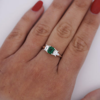 1.07カラットのスクエアカットエメラルドとダイヤモンドの3石プラチナRing – Assay Jewelers