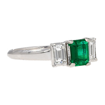1.07カラットのスクエアカットエメラルドとダイヤモンドの3石プラチナRing – Assay Jewelers