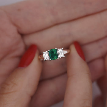 1.07カラットのスクエアカットエメラルドとダイヤモンドの3石プラチナRing – Assay Jewelers
