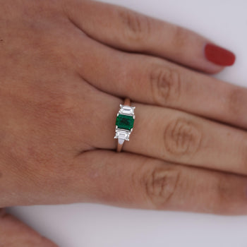 1.07カラットのスクエアカットエメラルドとダイヤモンドの3石プラチナRing – Assay Jewelers