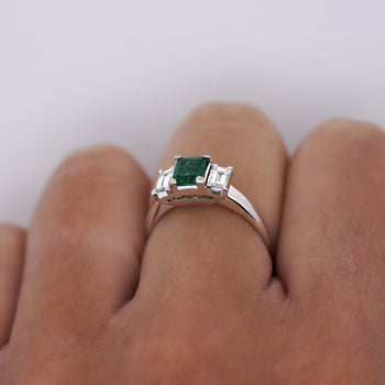 1.07カラットのスクエアカットエメラルドとダイヤモンドの3石プラチナRing – Assay Jewelers