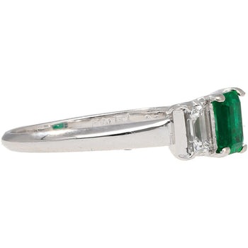 1.07カラットのスクエアカットエメラルドとダイヤモンドの3石プラチナRing – Assay Jewelers