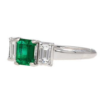 1.07カラットのスクエアカットエメラルドとダイヤモンドの3石プラチナRing – Assay Jewelers