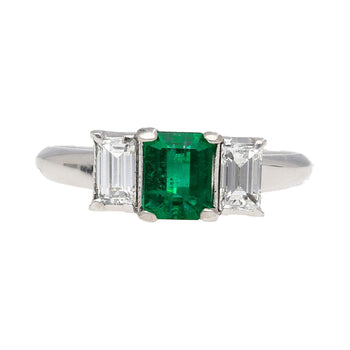1.07カラットのスクエアカットエメラルドとダイヤモンドの3石プラチナRing – Assay Jewelers