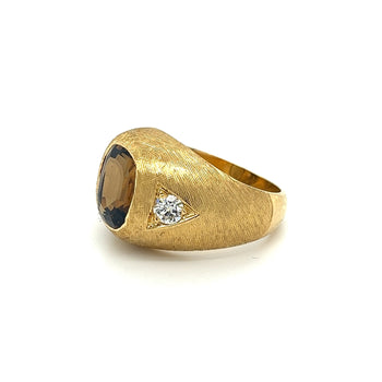 Bague homme en chrysobéryl brun taille Coussin certifiée GIA, finition or mat texturée et diamants latéraux – Assay Jewelers