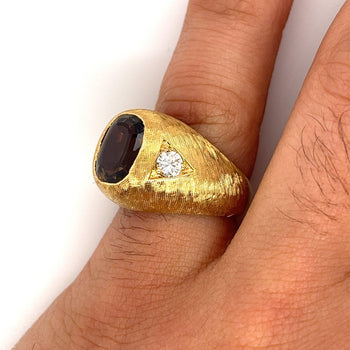 Bague pour homme en chrysobéryl brun taille Coussin certifiée GIA, finition or mat texturée et pierres latérales en diamant. – Assay Jewelers