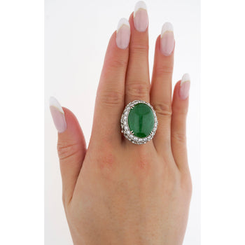 Bague Anciens florale en jade cabochon ovale 24 carats et diamants ronds – Assay Jewelers